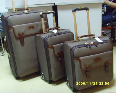 廣州市浩鵬箱包皮具-廣州市花都區(qū)花山鎮(zhèn)東湖安置區(qū)東聯(lián)路-生產(chǎn)、加工、批發(fā)、零售:箱包、皮具,貨物及技術(shù)進(jìn)出口.-產(chǎn)品展廳