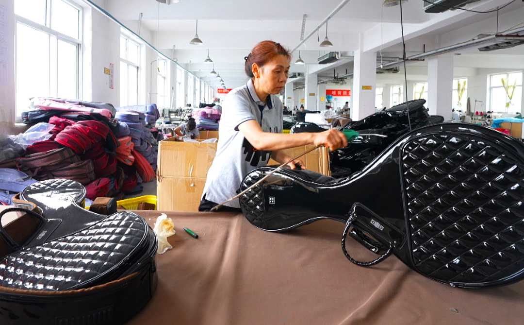 (組圖)箱包消費旺 企業(yè)生產(chǎn)忙